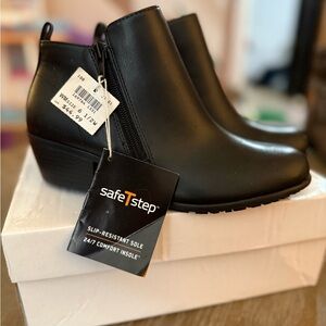 Women's Black Women's Slip-Resistant Brenna Short Boot - Size 6.5